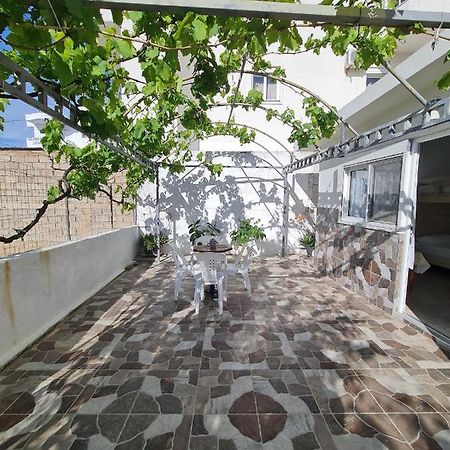 Ava'S Guesthouse Ksamil Bagian luar foto