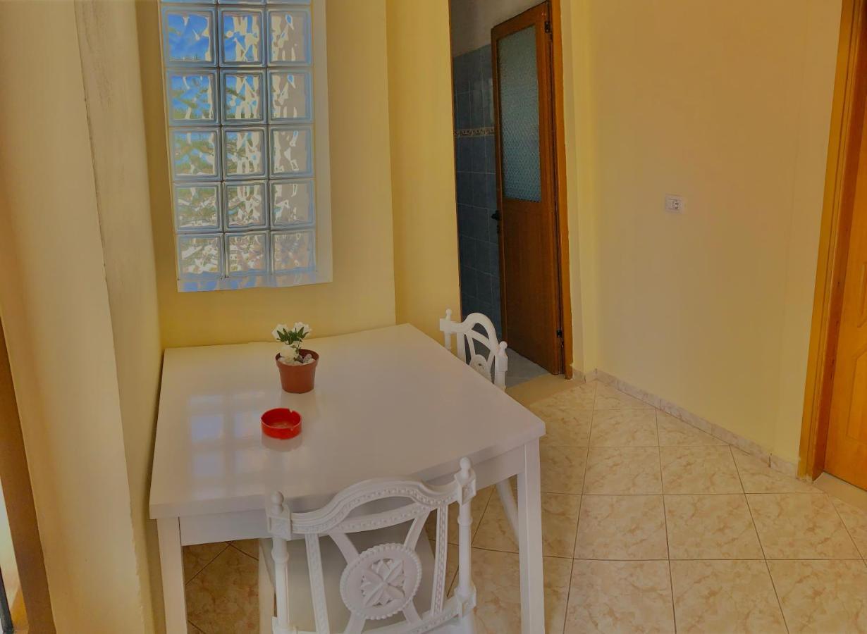 Ava'S Guesthouse Ksamil Bagian luar foto